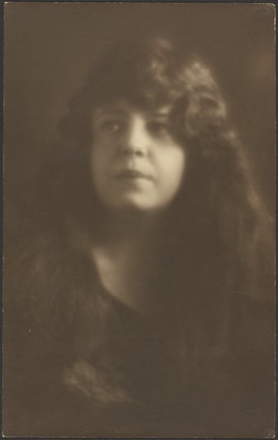 [髪を下ろした女性の肖像]。 作： Louis Fleckenstein
