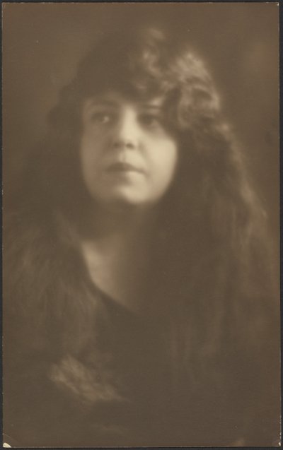 [髪を下ろした女性の肖像] 作： Louis Fleckenstein