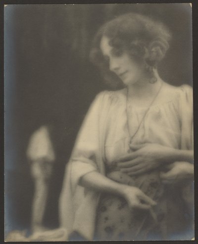 [袖をゆったりと垂らした女性の肖像]。 作： Louis Fleckenstein