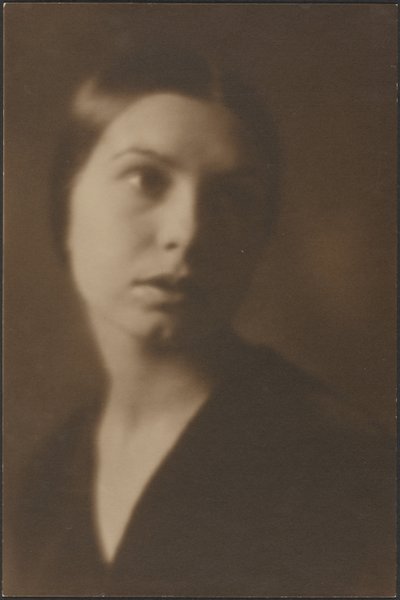 [首をかしげた女性の肖像] 作： Louis Fleckenstein