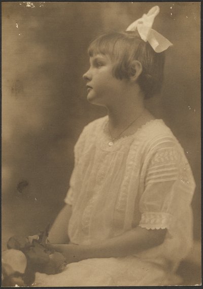 [膝に花を抱く少女の肖像]。 作： Louis Fleckenstein