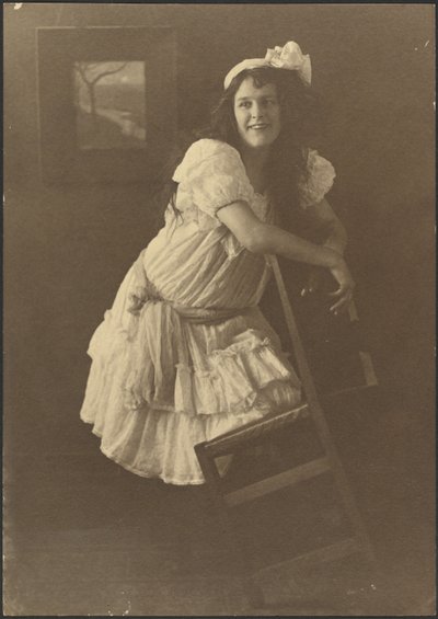 [椅子と若い女性の肖像］ 作： Louis Fleckenstein