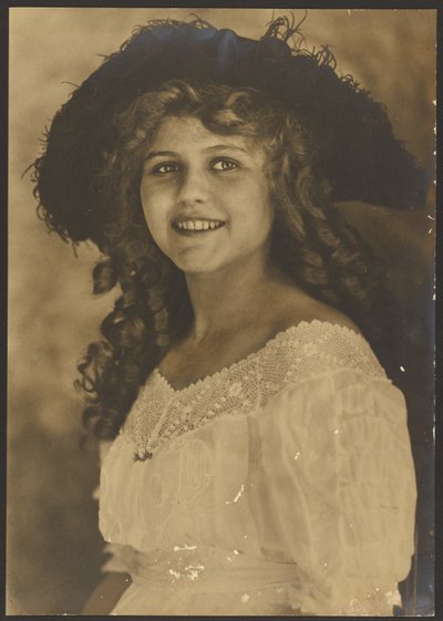 [コークスクリューカールの若い女性の肖像]。 作： Louis Fleckenstein