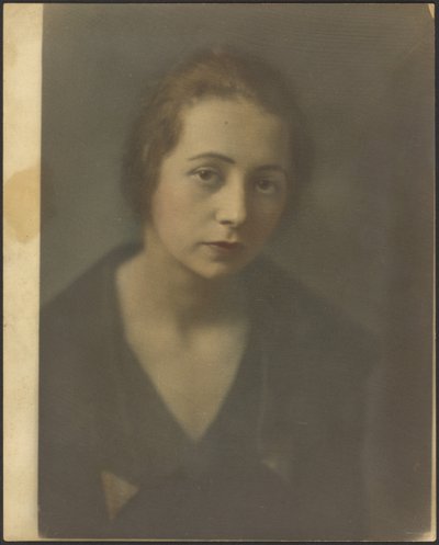 [腕を組む若い女性の肖像]。 作： Louis Fleckenstein