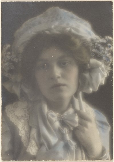 [派手な帽子をかぶった若い女性の肖像]。 作： Louis Fleckenstein
