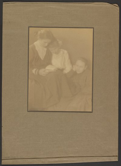 [一緒に座っている3人のロマの女性たち] 作： Louis Fleckenstein