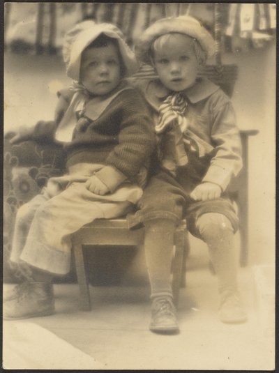 [椅子をシェアする2人の子供たち］ 作： Louis Fleckenstein