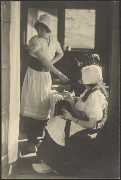 [オランダ衣装に身を包んだ二人の女性]。 作： Louis Fleckenstein