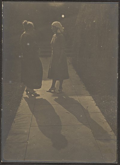 [二人の女と影］ 作： Louis Fleckenstein