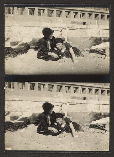 [浜辺の二人の女性、再撮影]。 作： Louis Fleckenstein