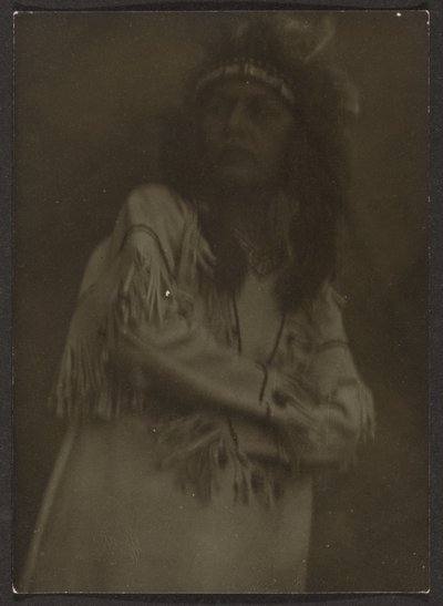 [ネイティブ・アメリカンの格好をした女性］ 作： Louis Fleckenstein