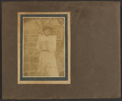 [庭で花を持つ女］ 作： Louis Fleckenstein