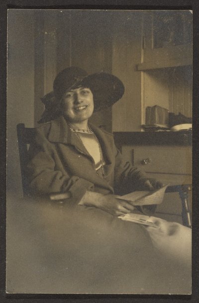 [手紙を持つ女性] 作： Louis Fleckenstein