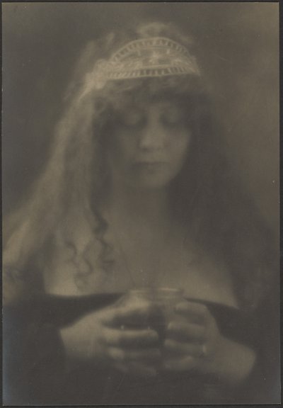 [花瓶を持つ女] 作： Louis Fleckenstein