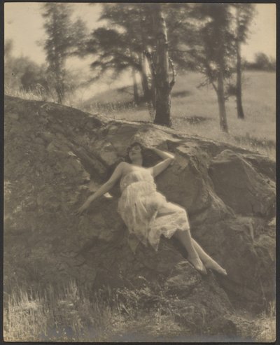 [岩の露頭に寝そべる女］ 作： Louis Fleckenstein