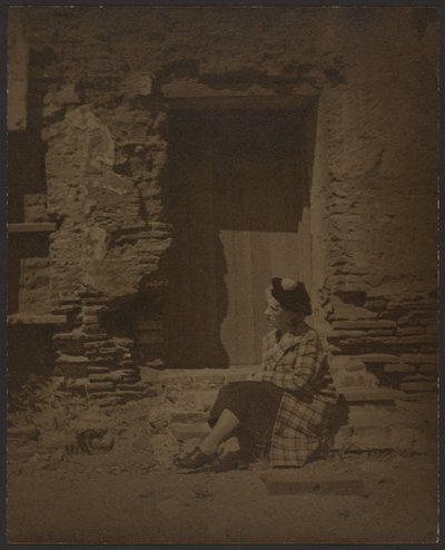 [老朽化した建物の前に座る女性] 作： Louis Fleckenstein