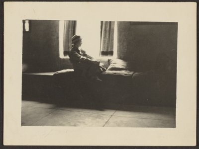 [窓に座る女性] 作： Louis Fleckenstein