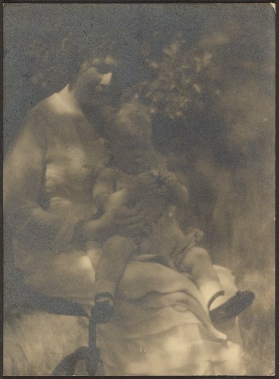 [庭に座る女と子供］ 作： Louis Fleckenstein