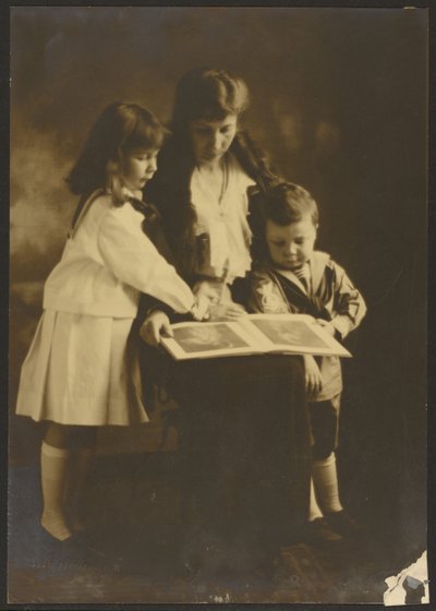 [絵本のある女と子供］ 作： Louis Fleckenstein
