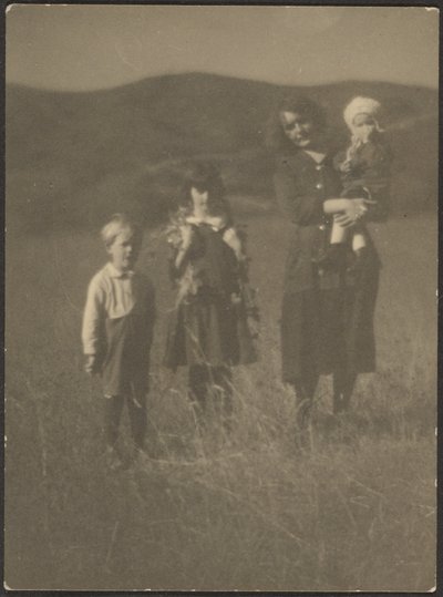 [畑の中の女と3人の子供たち］ 作： Louis Fleckenstein