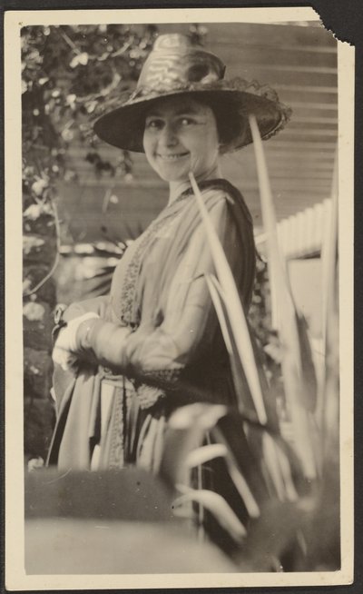 [ポーチの女] 作： Louis Fleckenstein