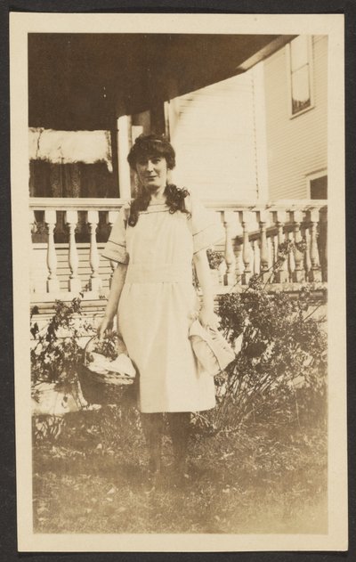 [ピクニックバスケットを持った女性］ 作： Louis Fleckenstein