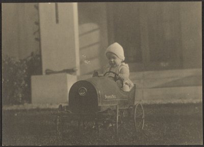 [スーパーシックス・カーに乗った幼児］ 作： Louis Fleckenstein