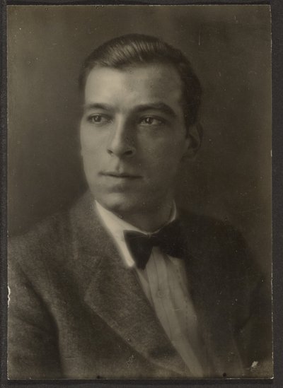 [蝶ネクタイを締めた若い男］ 作： Louis Fleckenstein