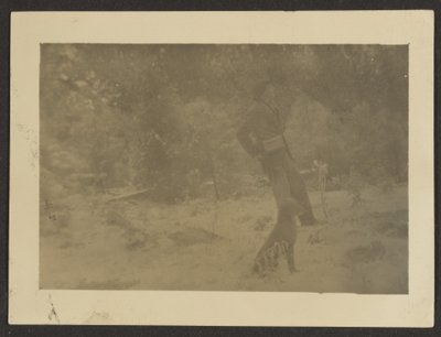 [畑に犬を連れた若者］ 作： Louis Fleckenstein