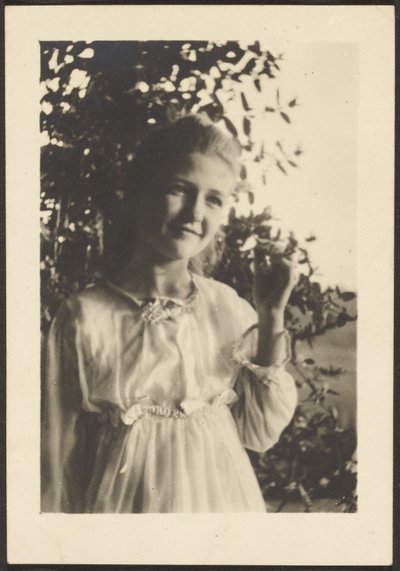 [木の上に立つ若い女性］ 作： Louis Fleckenstein