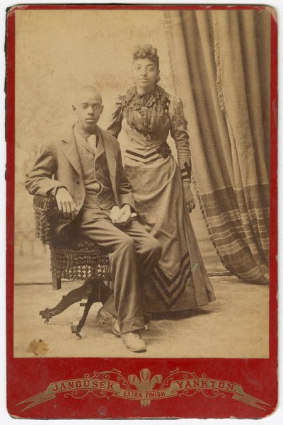 フォーマルな服装をしたアフリカ系アメリカ人の男女の写真、19世紀後半。 作： Louis Janousek