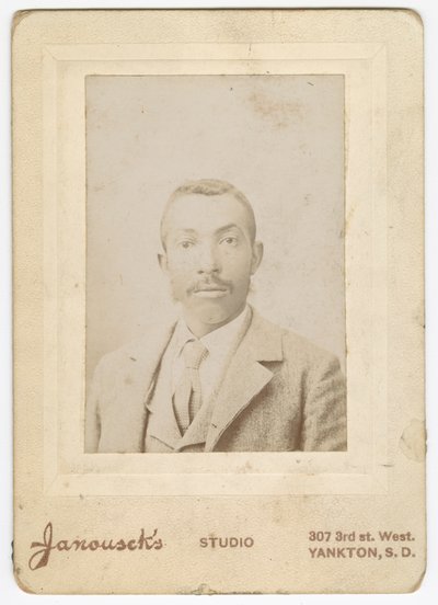明るい色のジャケット、ベスト、ネクタイを着用した男性の写真、19 世紀後半。 作： Louis Janousek