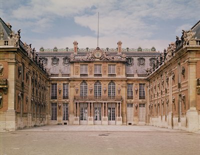 ルヴォーによって1630年頃に改造されたルイ13世の中庭、または大理石の中庭 作： Louis Le Vau