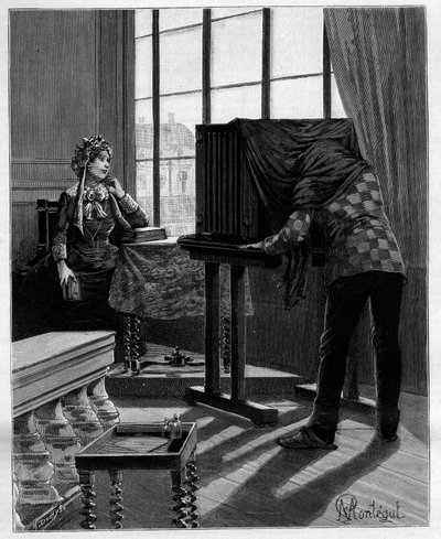 そして悪びれもせず、ミディの女性はテーブルに肘を戻し、手に顎を乗せている。スタジオで暗室を使って写真を撮る写真家。アルフォンス・ドーデ(1840-1897)の自伝的作品集『パリから遠く離れて』に収録。エン 作： Louis Montegut