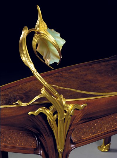 「蘭」の机、1903年頃（マホガニー、金銅、ガラス）（1065877-81も参照） 作： Louis and Daum Brothers Majorelle