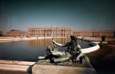 ヴェルサイユ城の公園のファサードと噴水の眺め。建築家ルイ・ル・ヴォー（1612-1670）とジュール・アルドゥアン・マンサール（1646-1708）が制作 1668-1684年 ヴェルサイユ宮殿とトリアノン、ヴェルサイユ宮殿 作： Louis and Mansart Jules H.  Le Vau