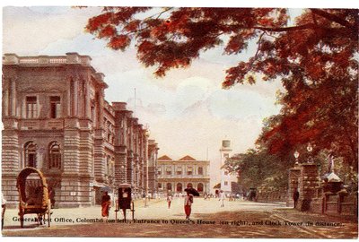 総合郵便局、コロンボ（左）、クイーンズハウスの入り口（右）、時計塔（距離）、c.1900-20（手塗りの写真） 作： Ltd. Ceylon Plâté