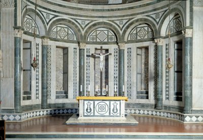 大理石のアプスとテラコッタ製のクルシフィクス 作： Luca Della Robbia