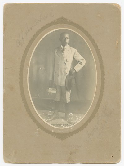 学校に向かうエイモス・ハーパーの写真。 1910年。 作： Lucius Harper