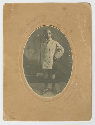 学校に向かうルシアス・ハーパー・ジュニアの写真（1910年頃）。 作： Lucius Harper