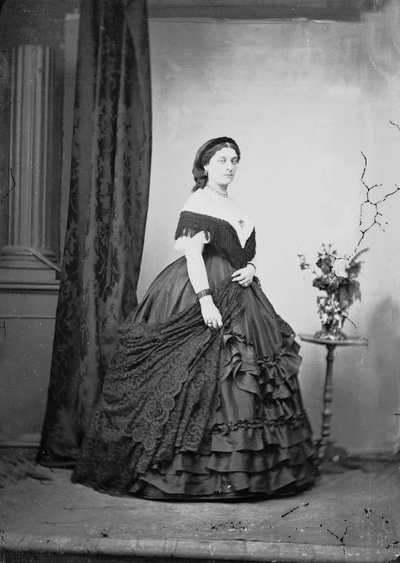 スタジオ写真でポーズをとるノーブル・ローマン 作： Ludovico Tuminello
