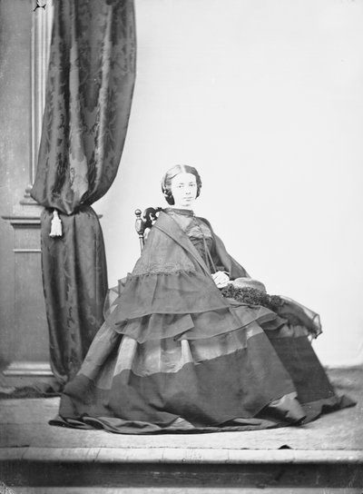 スタジオ写真でポーズをとる高貴なローマ人の肖像 作： Ludovico Tuminello