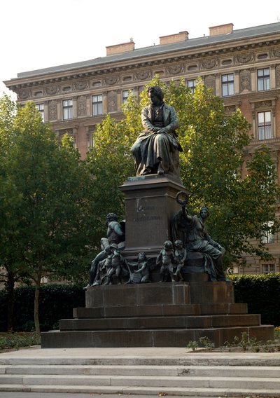 ドイツの作曲家ルートヴィヒ・ヴァン・ベートーヴェン（1770-1827）に敬意を表して、カスパー・フォン・ツンブッシュ（1830-1915）が製作した記念碑です。オーストリア・ウィーン 作： Ludwig von Zumbusch