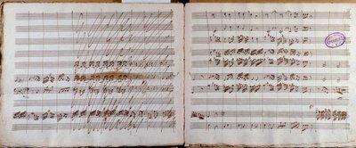 ルイジ・ボッケリーニのチェロと管弦楽のための協奏曲変ホ長調のスコアの作者によって署名された見開きページ 作： Luigi Boccherini
