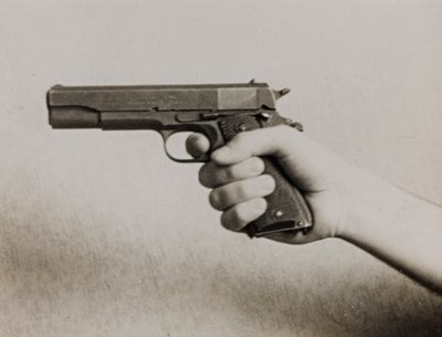 自動拳銃を持つ手 作： Luigi Leoni