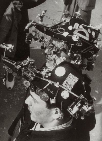様々なものが吊るされた特殊なフェルッカを持つ大学生たち 作： Luigi Leoni