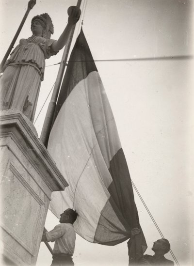 銅像の近くに掲げられたイタリア国旗 作： Luigi Leoni