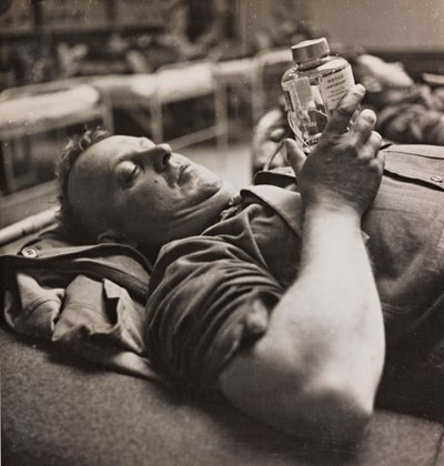 軍用療養者は化学製剤の入った小瓶を見る 作： Luigi Leoni