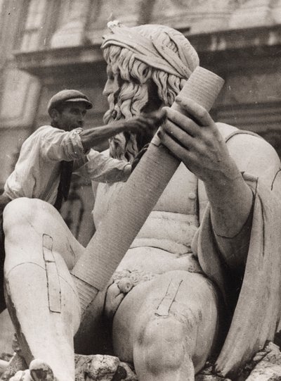 ローマのナヴォーナ広場にある「四大河の泉」のガンジス川の彫刻に携わる職人たち 作： Luigi Leoni