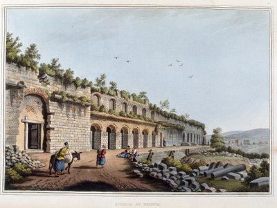 廃墟のスタジアム エフェッセ かつてのギリシャの古代都市で、現在はトルコにある。 ロンドンのルイジ・マイヤーが撮影した原画から、オスマン帝国の支配地域、ヨーロッパ、アジア、および地中海の島々の景観を描いた「Views in the Ottoman Dominions, in Europe, and some of the Mediterranean islands」に掲載されている。 作： Luigi Mayer